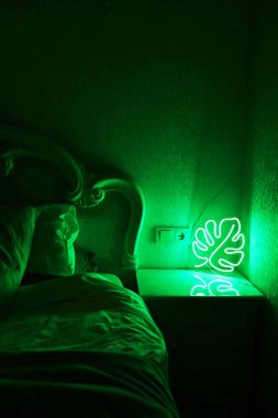 Yatak odasının dekorunda neon tabela canavarı. Moda tarzı. Neon işareti. Özel neon. Ev dekoru.