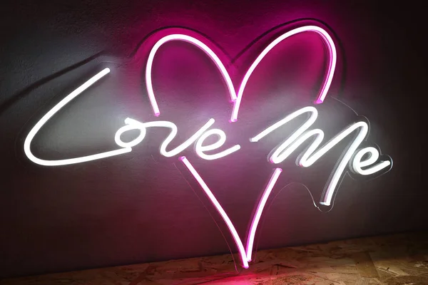 Inima Neon Alb Roz Inscripția Iubește Stilul Trendy Design Nunta — Fotografie, imagine de stoc