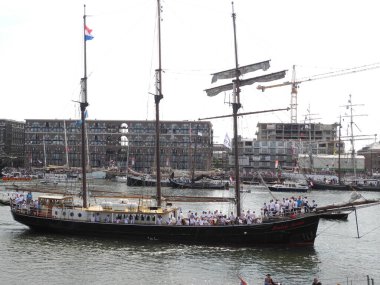 Amsterdam limanında eski yelkenliler