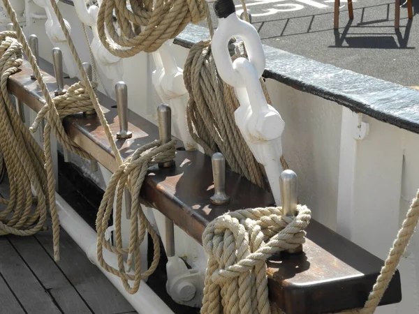 Oude zeilschepen in de haven van Amsterdam — Stockfoto