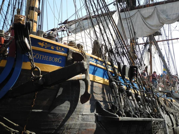 Oude zeilschepen in de haven van Amsterdam — Stockfoto