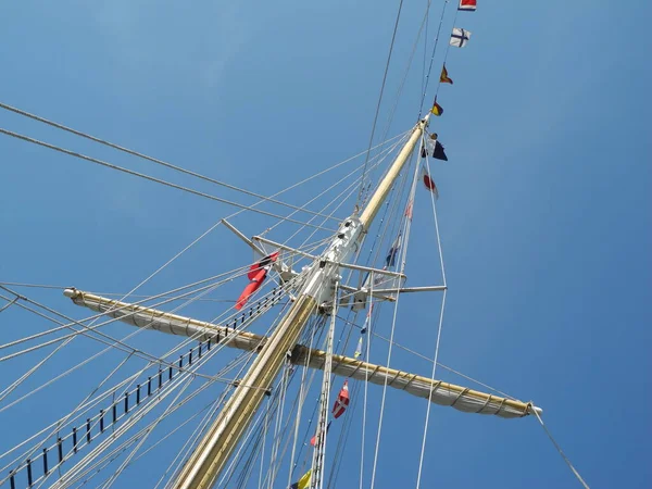 Oud zeilschip in de haven van Amsterdam — Stockfoto