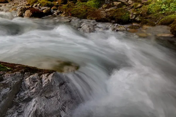 Eau bruyante du ruisseau de montagne — Photo