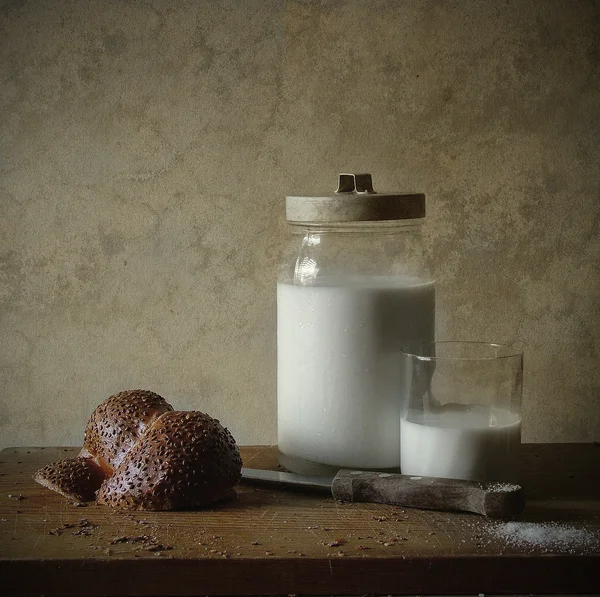 Brot und Milch — Stockfoto