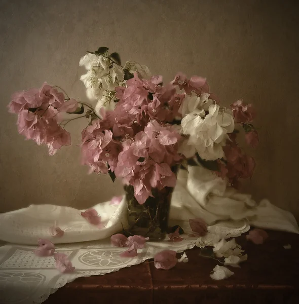 çiçekli natürmort