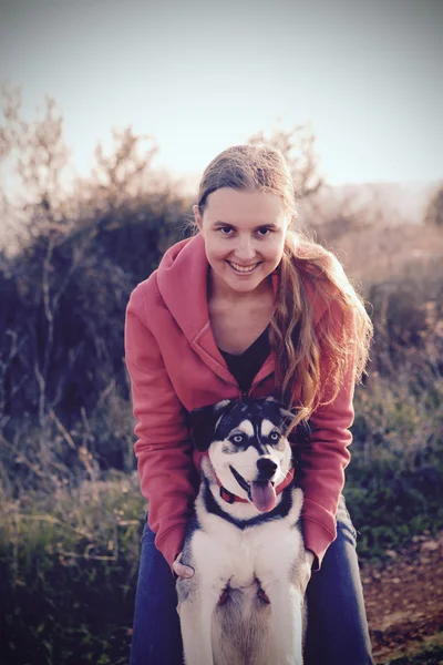 Das Porträt eines jungen Mädchens mit Hund — Stockfoto