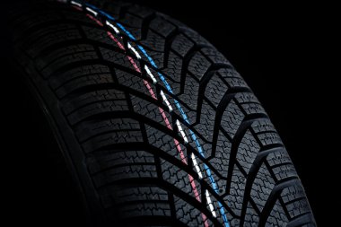 Araba lastikleri. Kış tekerlek profil yapısı siyah arka plan üzerine 