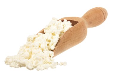 Beyaz arka plan üzerinde izole bir tahta kaşık süzme peynir 