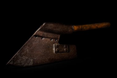 siyah arka plan üzerine büyük balta