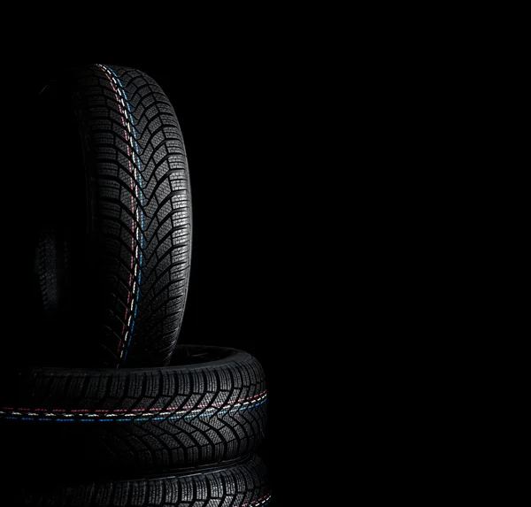 Gomme per auto. Struttura profilo ruota invernale su sfondo nero Immagine Stock