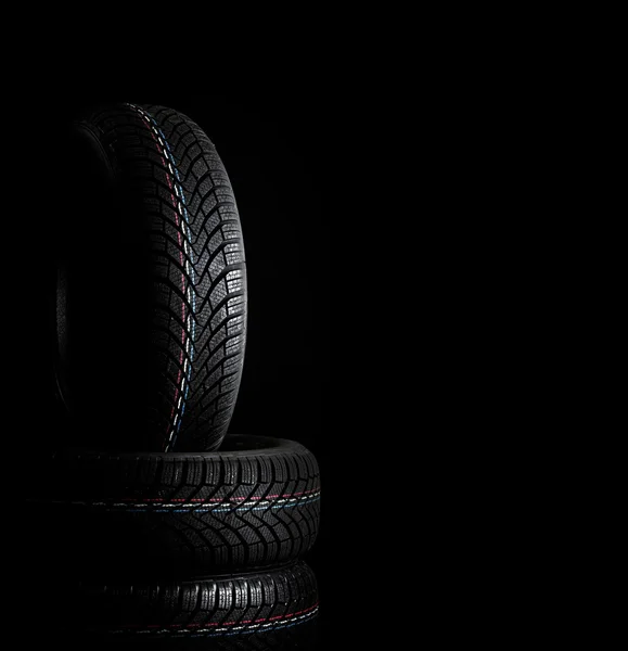 Des pneus de voiture. Structure de profil de roue d'hiver sur fond noir — Photo