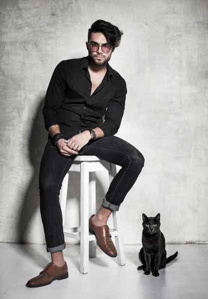 Szexi férfi modell, és a macska — Stock Fotó