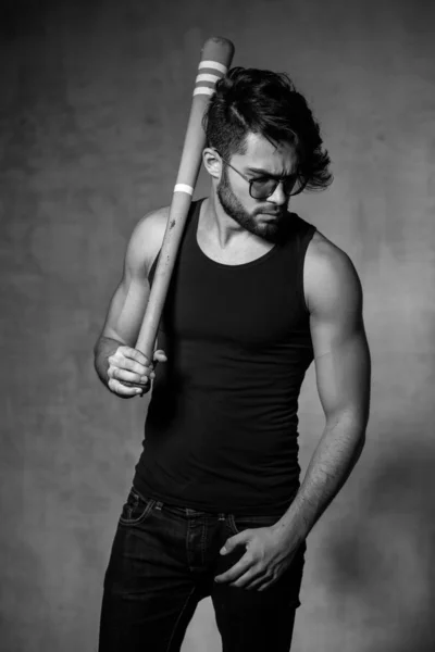 Man model met honkbalknuppel — Stockfoto