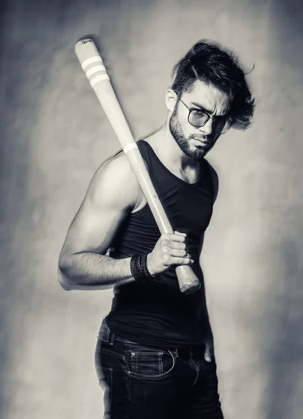 Modelo de homem com bastão de beisebol — Fotografia de Stock