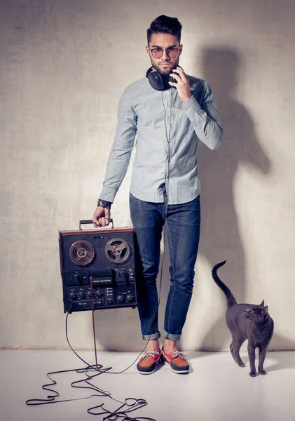 Hombre y gato escuchando música — Foto de Stock