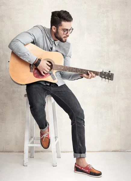 Beau homme jouant de la guitare — Photo