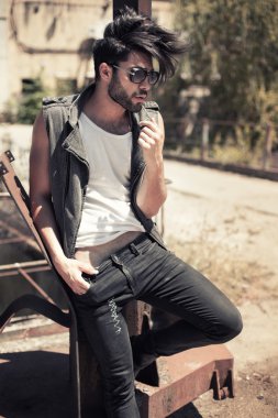 Yakışıklı model punk giyinmiş