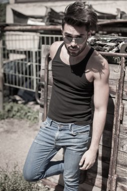 Yakışıklı model punk giyinmiş