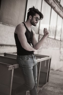 Yakışıklı model punk giyinmiş