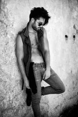 Yakışıklı model punk giyinmiş