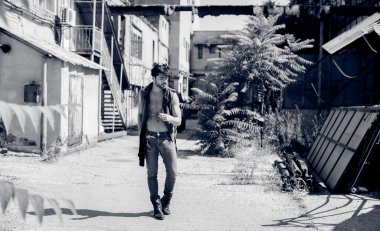 Yakışıklı model punk giyinmiş