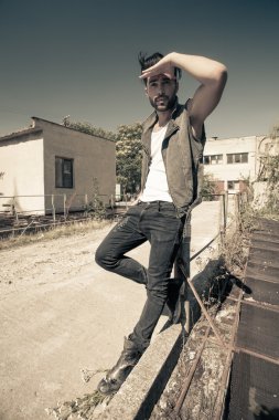 Yakışıklı model punk giyinmiş