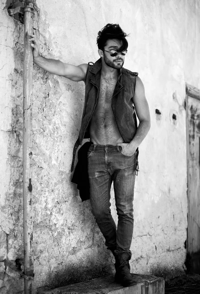 Μοντέλο όμορφος άντρας ντυμένος πανκ — Φωτογραφία Αρχείου