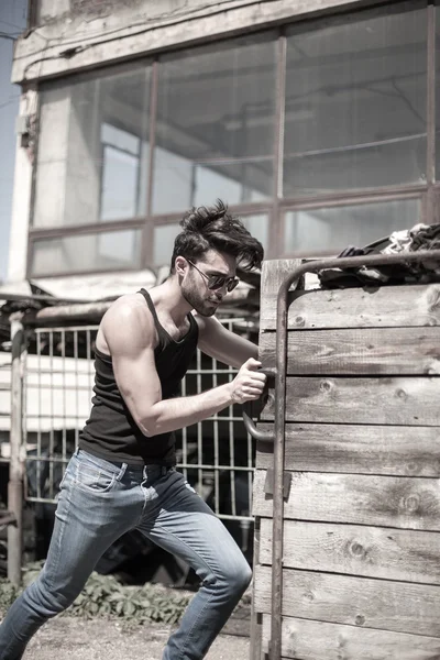 Schöner Mann Modell gekleidet Punk Stockfoto