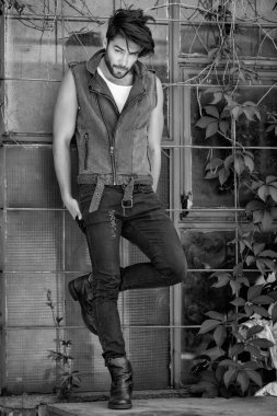 yakışıklı adam poz