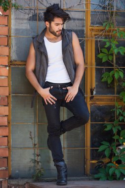 yakışıklı adam poz