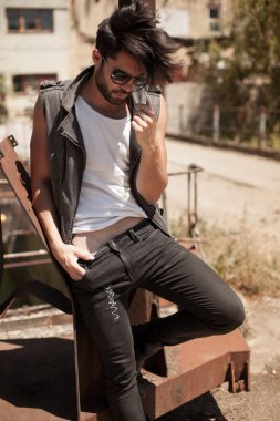 yakışıklı adam poz