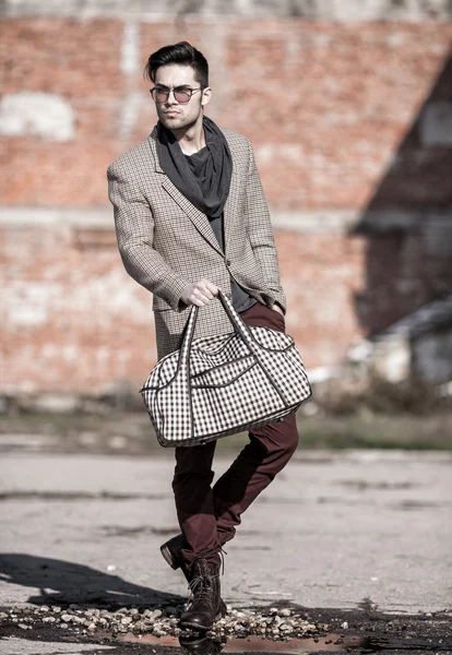 Homem de moda segurando um saco p — Fotografia de Stock