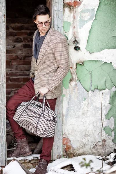 Fashion man holding a bag p — Stock Photo, Image