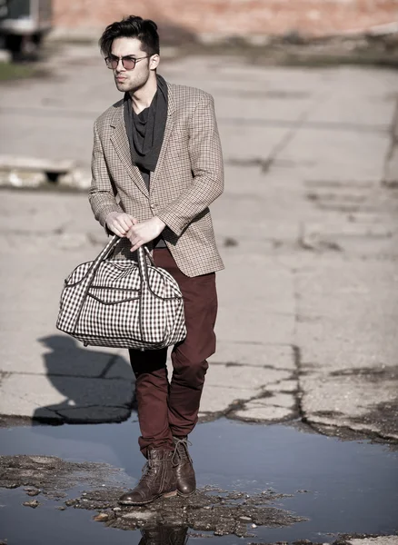 Homem de moda segurando um saco p — Fotografia de Stock