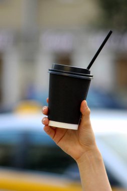 Elinde bir bardak kahve..