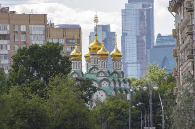 Kilise modern evler ve ağaçların arasındadır..