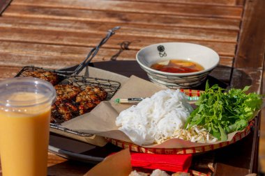 Masada Vietnam yemeği, börek, erişte, kızarmış et..