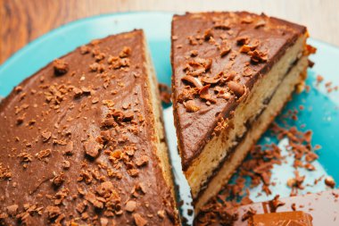 tatlı pasta ve çikolata Mavi plaka üzerinde