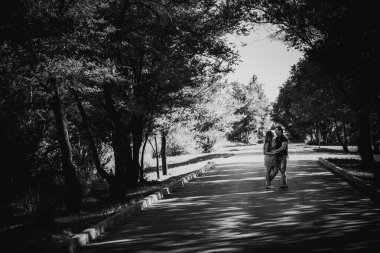 Siyah beyaz fotoğraf romantik genç çift arka plan yaz orman üzerinde öpüşme