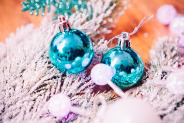 Ladin karda dallar ve ahşap arka plan mavi topları