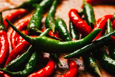 ahşap arka plan üzerinde kırmızı ve yeşil biber yakın çekim