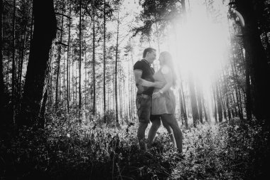 Siyah beyaz fotoğraf romantik genç çift arka plan yaz orman üzerinde öpüşme