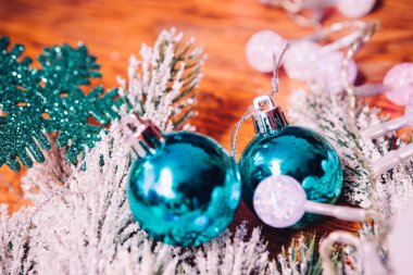 Ladin karda dallar ve ahşap arka plan mavi topları