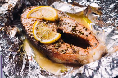 limon ve folyo otlar pişmiş balık biftek
