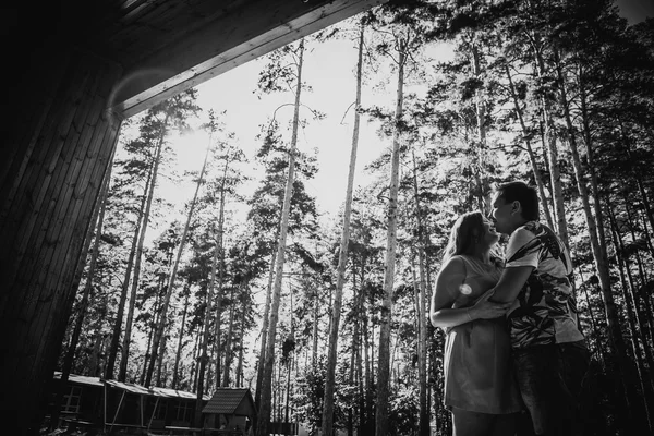 黒の白の写真ロマンチックな若いカップルが背景夏の森にキス — ストック写真
