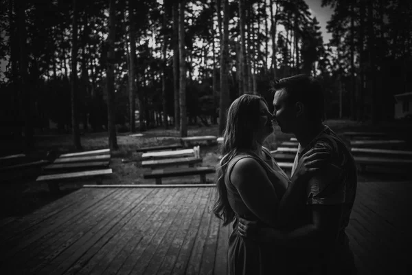 Noir blanc photographie romantique jeune couple baisers sur fond forêt d'été — Photo