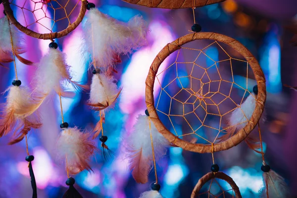 Dream catcher mot den ljusa flerfärgad bakgrunden — Stockfoto