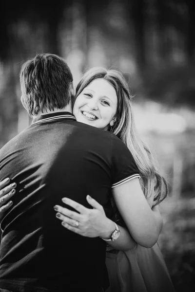 Negro blanco fotografía romántico joven pareja besos en fondo verano bosque — Foto de Stock