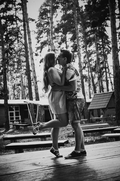 Svart vit foto romantiska ungt par kyssas på bakgrunden sommaren skog — Stockfoto