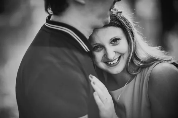 Preto branco fotografia romântico jovem casal beijos no fundo verão floresta — Fotografia de Stock